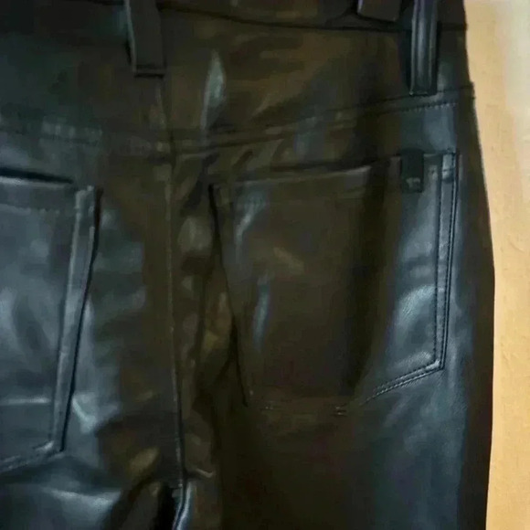 THE HONOR
HIGH RISE STRAIGHT ANKLE‎ // VEGAN LEATHER // BLACK - Picture 7 of 9